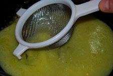 Agitar y emulsionar la salsa 