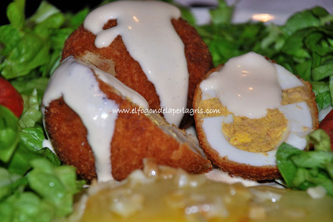 Huevos rellenos empanados