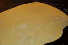 EStirar la masa para los tortellini caseros