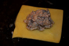 Poner el relleno del tortellini fresco