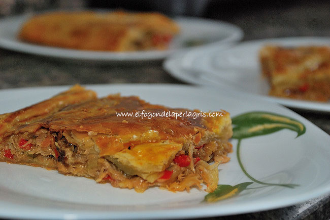 Empanada de atún y pimientos Empanada de atún y pimientos