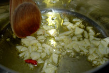 Refreír los ajos y guindilla