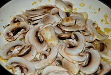 Refreír los champiñones Refreír los champiñones