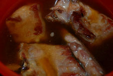 Poner a macerar las costillas en la soja