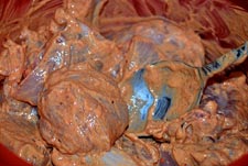 Poner pollo en la bandeja