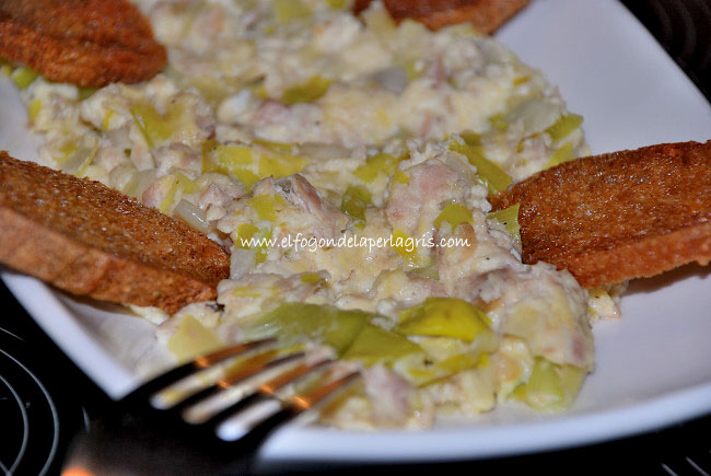 Revuelto de puerros y atún