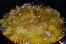 Freír patatas y cebolla Freír patatas y cebolla
