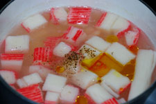 Hervir los palitos de cangrejo unos minutos