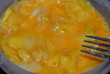 Mezclar huevos y patatas Mezclar huevos y patatas