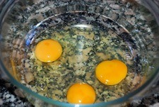 Poner tres huevos