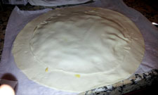 Tapar y cerrar la galette de roi Tapar y cerrar