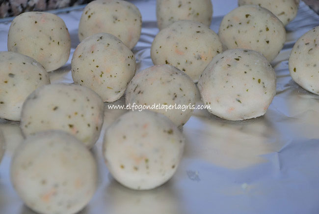 Dar forma a las bolas de patata con atún.