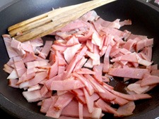 Refreír el guanciale, bacon o panceta...