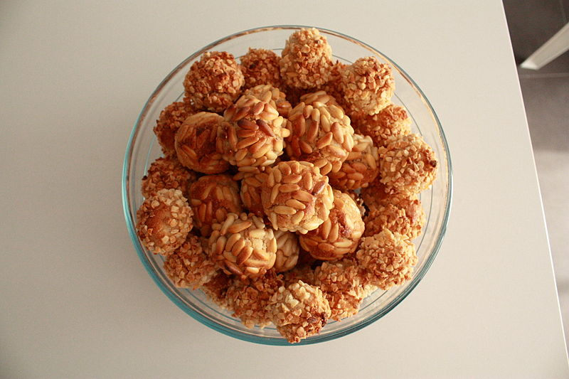Panellets de piñones y almendras - Wikimedia Commons: Manel Zaera Pallenets