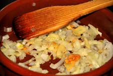 Refreír ajo y cebolla Refreír ajo y cebolla