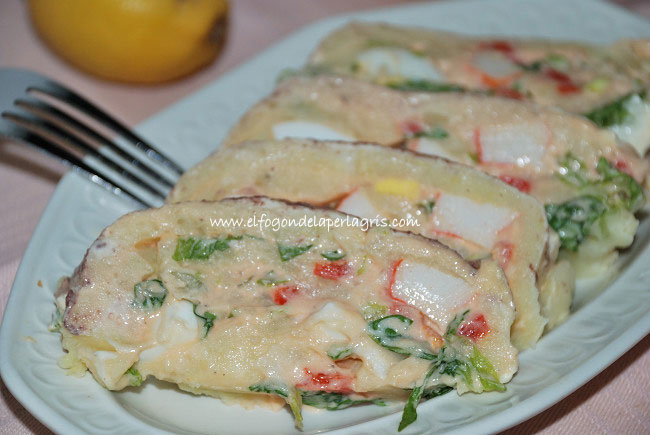 Brazo gitano de patatas relleno de ensalada de surimi