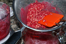 Filtrar el zumo de granada natural Filtrar el zumo de granada natural