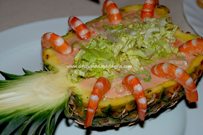 Cóctel de marisco en piña