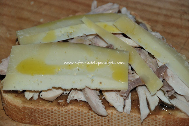 Tosta de pollo, pavo y queso