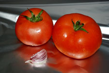 Tomates y ajo para preparar la salsa romesco