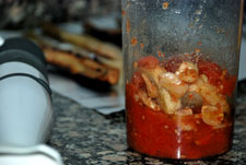 Triturar ingredientes para la salsa romesco