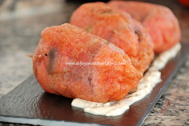 Rosas de alcachofa rellenas de jamon y crema fría de cabrales