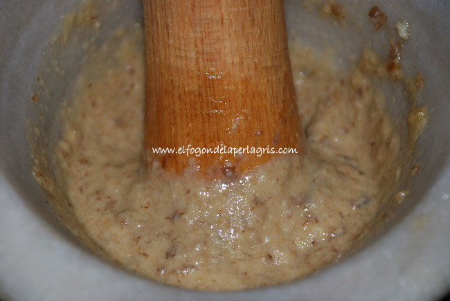 Ensalada de rúcula, bacon y jamón con vinagreta de nueces y ciruelas pasas