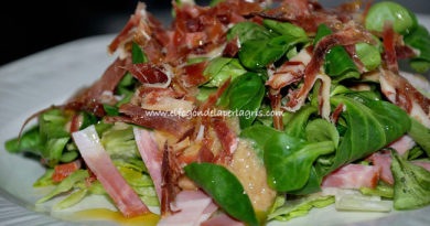 Ensalada de rúcula, bacon y jamón con vinagreta de nueces y ciruelas pasas