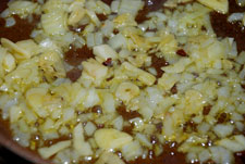 Hacer refrito con ajos y cebolla