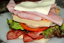 Segundo piso con jamón, queso y aguacate