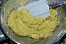 Colar la crema de espárragos