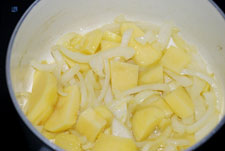 Sofreír cebolla y patata