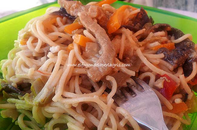 Fideos chinos con cerdo y verduras Fideos chinos con cerdo y verduras