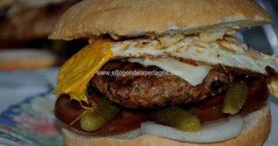 Hamburguesa de chorizo y queso azul.