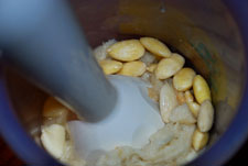 Triturar y preparar el ajoblanco