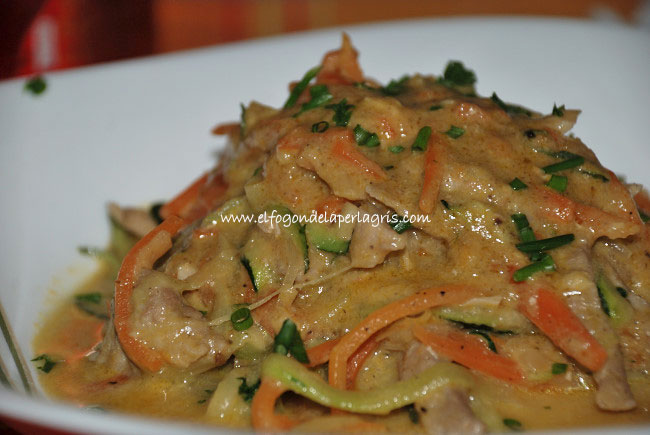 Espaguetis de calabacín con salsa cazadora