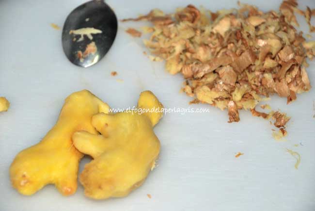 Pelar las raíces del jengibre para encurtir