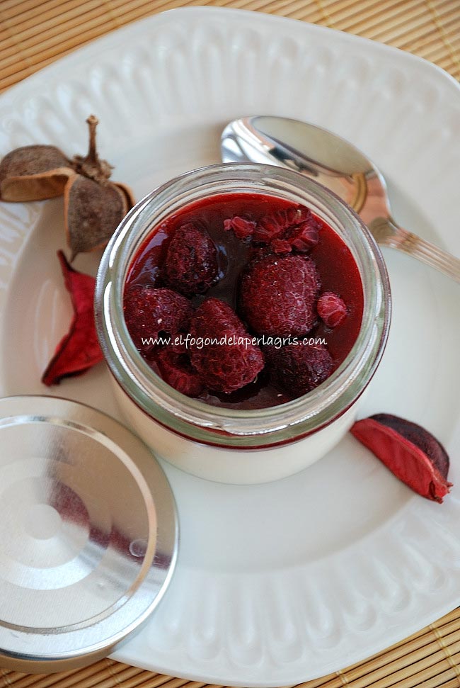 Panna cotta de mandarina y frutos rojos Panna cotta de mandarina y frutos rojos