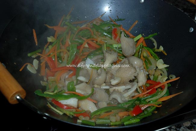 Añadir las setas al wok