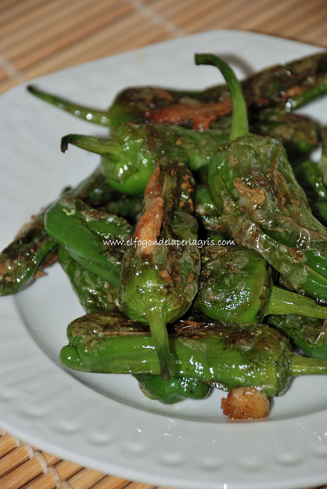 Pimientos del Padrón rellenos queso tetilla ahumado