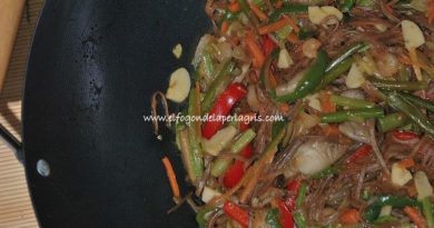 Wok de verduras con setas y fideos chinos