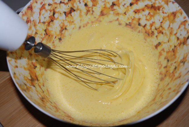 Batir los huevos y el azúcar