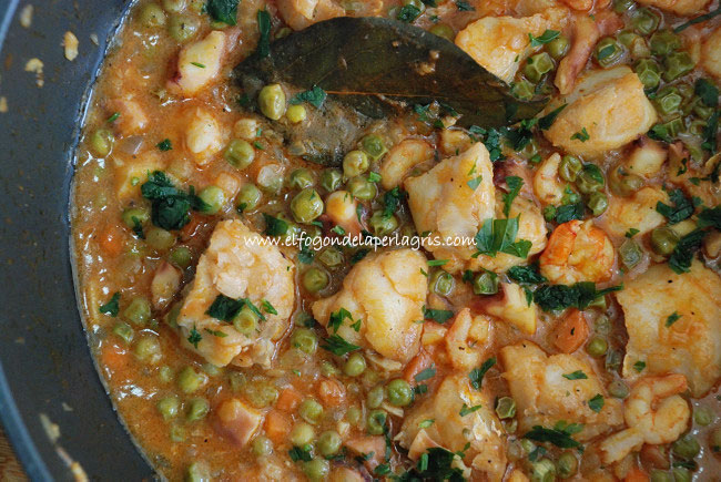 Cazuela marinera de cazón, gambas y pulpo