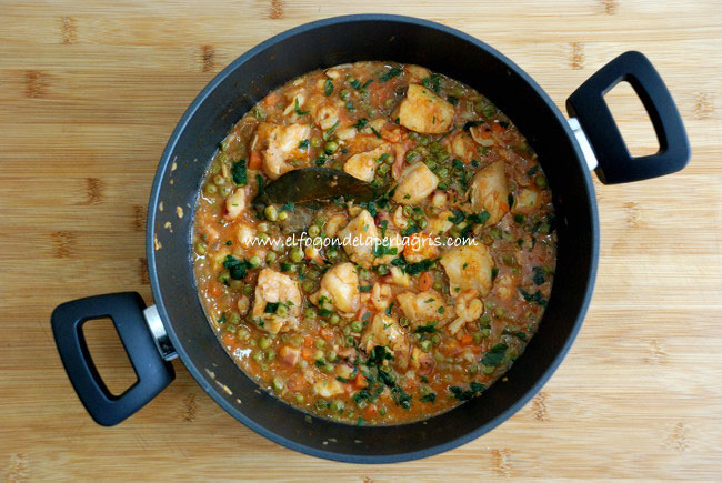 Cazuela marinera de cazón, gambas y pulpo