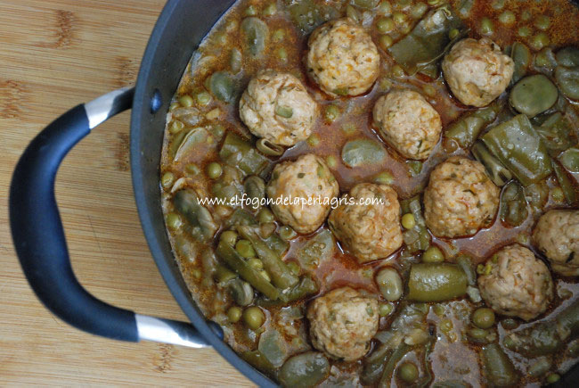 Guiso de albóndigas con habas y guisantes