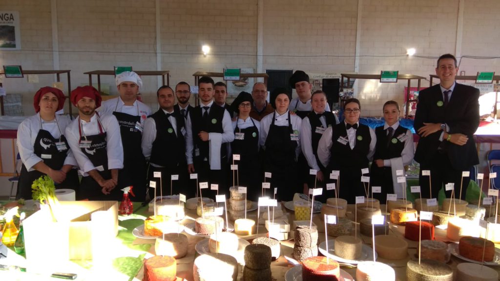 Alumnos de la EH Fernando Quiñones (Cádiz) y la EH Costa del Sol (Estepona) han colaborado en el servicio de corte y sala del concurso 