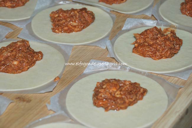 Rellenar empanadillas de carne de puchero