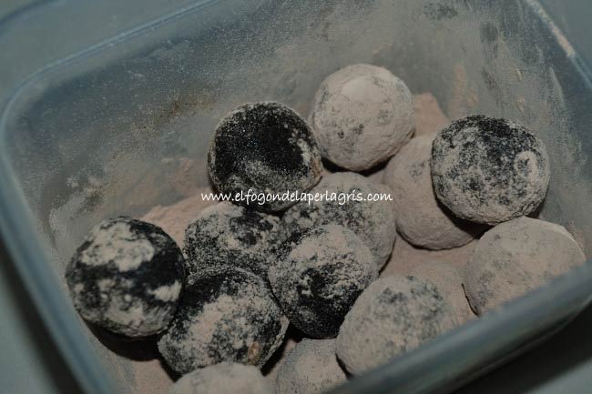 Meter las trufas en cacao en polvo