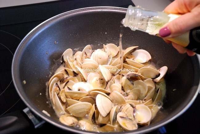 Añadir el cava a las almejas Añadir el cava a las almejas