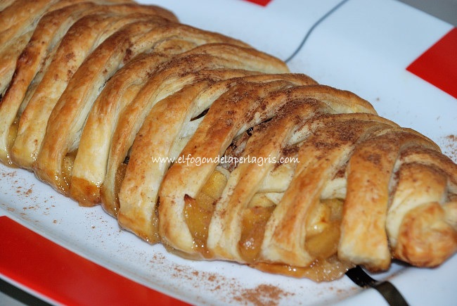 Trenza de hojaldre con manzanas, nueces y pasas
